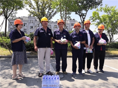 情系職工送清涼,酷暑慰問暖人“芯”!